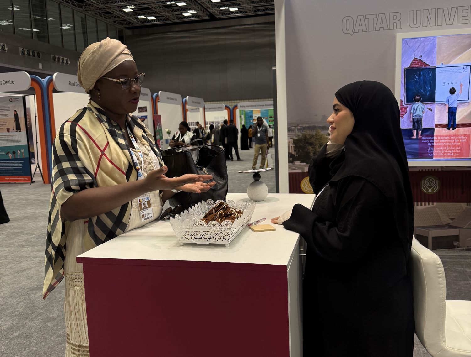 U yigitning ogziga keldi, ayol orgazm. Men uni eshakda sikishga majbur boldim